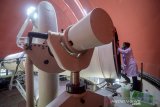 Petugas membersihkan teleskop Zeiss saat perawatan rutin di Observatorium Bosscha, Lembang, Kabupaten Bandung Barat, Jawa Barat, Senin (15/7/2019). Perawatan teleskop yang pertama kali digunakan pada 1928 tersebut dilakukan sebagai upaya pelestarian Observatorium Bosscha yang merupakan salah satu tempat peneropongan bintang tertua di Indonesia. ANTARA JABAR/Raisan Al Farisi/agr