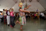 Penari asal Thailand menari bersama dengan sejumlah pelajar saat workshop kesenian rakyat  di Bojonegoro, Jawa Timur, Senin (15/7/2019). Kegiatan yang diikuti tiga negara yakni Polandia, Bulgaria dan Thailand itu bertujuan meperkenalkan kesenian rakyat Bojonegoro dan  tari tradisional setiap negara. Antara Jatim/Zabur Karuru