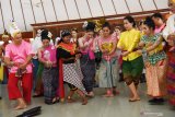 Seorang pelajar mengajarkan Tari Sandur kepada  penari dari sejumlah negara saat workshop kesenian rakyat  di Bojonegoro, Jawa Timur, Senin (15/7/2019). Kegiatan yang diikuti tiga negara yakni Polandia, Bulgaria dan Thailand itu bertujuan meperkenalkan kesenian rakyat Bojonegoro dan  tari tradisional setiap negara. Antara Jatim/Zabur Karuru