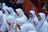 Para peserta didik baru SMP Negeri  2 Depok ketika mendengarkan pengarahan dari Kepala Sekolah Purnomo D Ismawan dalam Masa Pengenalan Lingkungan Sekolah (MPLS).