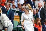 Jelang lengser, PM Inggris Theresa May menari