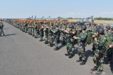 Prajurit TNI AU mengikuti Apel Kesiapan Latihan Manuver Lapangan Angkasa Yudha Tahun 2019 di Lanud Iswahjudi, Magetan, Jawa Timur, Senin (15/7/2019). Latihan yang melibatkan 2.400 personel, 18 Skadron Udara dan 67 pesawat terdiri pesawat tempur, helikopter dan pesawat angkut dimaksudkan untuk menguji kemampuan TNI AU dalam melaksanakan tugas yang diberikan negara. Antara Jatim/Siswowidodo/zk.