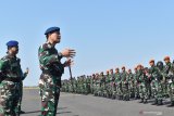 Komandan Sekolah Staf dan Komando Angkatan Udara Marsda TNI Donny Ermawan (kedua kiri) selaku Direktur Latihan Manuver Lapangan Angkasa Yudha 2019 melakukan peninjauan kesiapan pasukan saat Apel Kesiapan Latihan Manuver Lapangan Angkasa Yudha Tahun 2019 di Lanud Iswahjudi, Magetan, Jawa Timur, Senin (15/7/2019). Latihan yang melibatkan 2.400 personel, 18 Skadron Udara dan 67 pesawat terdiri pesawat tempur, helikopter dan pesawat angkut dimaksudkan untuk menguji kemampuan TNI AU dalam melaksanakan tugas yang diberikan negara tersebut berlangsung selama lima hari hingga 19 Juli. Antara Jatim/Siswowidodo/zk.