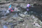 Warga mencuci di sungai yang airnya mulai tidak mengalir di Kelurahan Kowel, Pamekasan, Jawa Timur, Senin (15/7/2019). Pemkab setempat terus mendata daerah terdampak kekeringan guna mendapat bantuan air bersih. Antara Jatim/Saiful Bahri/zk.