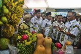 Wakil Gubernur Jabar Uu Ruzhanul Ulum (tengah) didampingi Wali Kota Tasikmalaya Budi Budiman (kedua kiri) dan Ketua Kontak Tani dan Nelayan Andalan (KTNA) Jabar Acep Sopyan (kedua kanan) meninjau stand pameran petani se-Jabar pada acara Pembuakaan Hari Krida Pertanian (HKP) ke-47 tingkat Jabar di Lapang Dadaha, Kota Tasikmalaya, Jawa Barat, Selasa (16/7/2019). Kegiatan tersebut juga bertujuan untuk mempromosikan bidang pertanian kepada generasi milenial agar mereka terjun ke dalamnya. ANTARA FOTO/Adeng Bustomi/agr