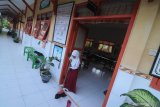 Siswa menyapu kelas saat hari pertama masuk sekolah di SDN Kowel 3, Pamekasan, Jawa Timur, Senin (15/7/2019). Setelah menjalani libur kenaikan kelas siswa dari tingkat SD hingga SMA mulai mengikuti pelajaran pada tahun ajaran baru 2019/2020. Antara Jatim/Saiful Bahri/zk.