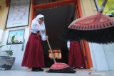 Siswa menyapu kelas saat hari pertama masuk sekolah di SDN Kowel 3, Pamekasan, Jawa Timur, Senin (15/7/2019). Setelah menjalani libur kenaikan kelas siswa dari tingkat SD hingga SMA mulai mengikuti pelajaran pada tahun ajaran baru 2019/2020. Antara Jatim/Saiful Bahri/zk.