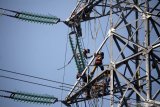 Pekerja memasang instalasi listrik di menara Saluran Udara Tegangan Ekstra Tinggi (SUTET) di arteri Porong, Sidoarjo, Jawa Timur, Senin (15/7/2019). Menurut Direktur Eksekutif Institute for Essential Services Reform (IESR) Fabby Tumiwa ketika proyek 35 ribu MW dibuat, asumsi pertumbuhan listrik di Indonesia mencapai 8-9 persen per tahun. Namun, sejak tahun 2014-2018 pertumbuhan itu hanya mencapai lima persen. Antara Jatim/Umarul Faruq/zk