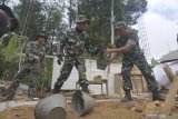 Personel TNI kerja bakti membangun rumah tinggal layak huni (RTLH) dalam rangkaian program TMMD (TNI Manunggal Masuk Desa) di Desa Dompyong, Trenggalek, Jawa Timur, Selasa (16/7/2019). TMMD ke-105 di Trenggalek diikuti 150 personel TNI dan menyasar dua desa pedalaman setempat dengan fokus pengabdian pembangunan fisik (rabat jalan, penyediaan RTLH, rehab rumah ibadah) serta nonfisik yang meliputi kegiatan kerohanian, wawasan kebangsaan, penyuluhan narkoba dan lain sebagainya. Antara Jatim/Destyan Sujarwoko/zk.