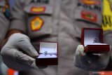 Polisi menunjukkan barang bukti berupa cincin berlian yang disita dari tangan tersangka komplotan pencuri berlian di Polresta Malang, Jawa Timur, Senin (15/7/2019). Barang bukti tersebut berupa 18 jenis berlian senilai Rp850 juta rupiah. Antara Jatim/Ari Bowo Sucipto/zk.