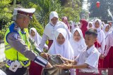 Anggota polisi membantu siswa membersihkan sampah saat mengikuti kegiatan Masa Pengenalan Lingkungan Sekolah (MPLS) di SMPN 7 Purwakarta, Purwakarta, Jawa Barat, Selasa (16/7/2019). Kegiatan tersebut bertujuan untuk menumbuhkan kesadaran siswa dan masyarakat terhadap kebersihan lingkungan dan fasilitas publik bebas sampah. ANTARA JABAR/M Ibnu Chazar/agr