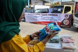 Petugas karantina menunjukkan contoh komoditas hasil pertanian berupa singkong beku sebelum di ekspor di kantor Balai Besar Karantina Pertanian Surabaya, Juanda, Sidoarjo, Jawa Timur, Selasa (16/7/2019). Kementerian Pertanian melalui Balai Besar Karantina Pertanian menggenjot pasar ekspor komoditas olahan hasil pertanian dan perkebunan Jawa Timur senilai Rp2,98 miliar ke berbagai negara . Antara Jatim/Umarul Faruq/zk