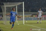 Pesepakbola Persib Bandung Febri Hariyadi melakukan seleberasi usai mencetak gol ke gawang Kalteng Putra pada pertandingan lanjutan liga 1 di Stadion Jalak Harupat, Kabupaten Bandung, Jawa Barat, Selasa (16/7/2019). Pertandingan tersebut dimenangkan oleh Persib Bandung dengan skor 2-0. ANTARA JABAR/Raisan Al Farisi/agr