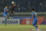 Pesepakbola Persib Bandung Achmad Jufriyanto (kiri) berebut bola dengan pesepakbola Kalteng Putra Patrich Wanggai (kedua kiri) pada pertandingan lanjutan liga 1 di Stadion Jalak Harupat, Kabupaten Bandung, Jawa Barat, Selasa (16/7/2019). Pertandingan tersebut dimenangkan oleh Persib Bandung dengan skor 2-0. ANTARA JABAR/Raisan Al Farisi/agr