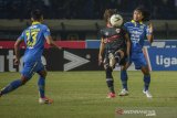 Pesepakbola Persib Bandung Hariono berebut bola dengan pesepakbola Kalteng Putra Hedipo Gustavo pada pertandingan lanjutan liga 1 di Stadion Jalak Harupat, Kabupaten Bandung, Jawa Barat, Selasa (16/7/2019). Pertandingan tersebut dimenangkan oleh Persib Bandung dengan skor 2-0. ANTARA JABAR/Raisan Al Farisi/agr