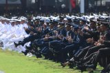 Sejumlah perwira yang baru dilantik Presiden Joko Widodo melakukan selebrasi dalam acara Prasetya Perwira TNI-Polri di Halaman Istana Merdeka, Jakarta, Selasa (16/7/2019). Presiden Joko Widodo melantik 781 perwira TNI-Polri yang terdiri atas 259 perwira TNI AD, 117 perwira TNI AL, 99 perwira TNI AU dan 306 perwira Polri. ANTARA FOTO/Akbar Nugroho Gumay/aww.