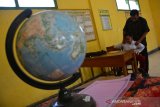 Guru bercanda dengan murid kelas V SDN Sumberaji 2 di Dusun Ngapus, Desa Sumberaji, Kecamatan Kabuh, Jombang, Jawa Timur, Selasa (16/7/2019). SDN tersebut merupakan sekolah khusus untuk anak-anak Dusun Ngapus yang merupakan wilayah terpecil dan jauh dari pusat kota, saat ini seluruh siswanya berjumlah 11 orang. Yakni siswa kelas I sebanyak 2 orang, siswa kelas IV 4 orang serta kelas V sebanyak 6 orang siswa. Antara Jatim/Syaiful Arif/zk.