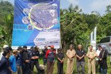 Dekan Fakultas Teknik Universitas Pancasila Dr. Ir. Budhi M. Suyitno (keempat dari kanan) bersama mahasiswa dan pemerintah setempat ketika melihat langsung pengembangan SDM Desa di Bogor.