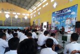 Wali Kota Kediri Abdullah Abu Bakar dalam kegiatan kelas inspirasi di SMAN 7 Kota Kediri, Jawa Timur, Selasa (16/7). Wali Kota mengajak para pelajar agar menguasai informasi serta teknologi sebagai bekal nantinya dalam meraih prestasi dan masa depan. Antara Jatim/Asmaul Chusna/zk.