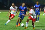 Pesepabola Arema FC, Dendy santosa (tengah) berusaha melewati hadangan pesepakbola Perseru Badak Lampung FC, Syahrul Mustofa (kanan) dan Marcus Vinicius Vidal Cunha (kiri) dalam pertandingan Liga I di Stadion Kanjuruhan, Malang, Jawa Timur, Selasa (16/7/2019).   Arema menaklukkan Perseru Badak Lampung FC dengan skor akhir 4-1. Antara Jatim/Ari Bowo Sucipto/zk