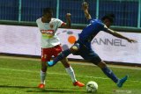 Pesepabola Arema FC, Johan Ahmad Al Farisy (kanan) berusaha mempertahankan bola dari hadangan pesepakbola Perseru Badak Lampung FC, Abdul Rahman Lestaluhu (kiri)  dalam pertandingan Liga I di Stadion Kanjuruhan, Malang, Jawa Timur, Selasa (16/7/2019).  Arema menaklukkan Perseru Badak Lampung FC dengan skor akhir 4-1. Antara Jatim/Ari Bowo Sucipto/zk