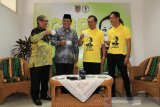 Gubernur Kalsel Sahbirin Noor menikmati kopi saat peresmian press room Pemprov Kalsel  dan ngupi bareng paman di Press Room Pemprov Kalsel, Banjarbaru, Kalimantan Selatan, Rabu (17/7/2019).Foto Antaranews Kalsel/MC Kalsel/Bay.