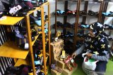 Pengunjung melihat kerajinan sepatu batik  yang dipajang di salah satu stand dalam Pameran Usaha Mikro Kecil Menengah (UMKM) Unggulan di Stadion Luar Gajayana, Malang, Jawa Timur, Rabu (17/7/2019). Pameran yang diadakan selama tiga hari tersebut merupakan upaya pengenalan serta penjajagan peluang pasar ekspor bagi produk UMKM unggulan. Antara Jatim/Ari Bowo Sucipto/zk 