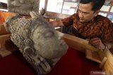 Arkeolog Dinas Kebudayaan dan Pariwisata memasukan potongan kepala arca bodhisatwa yang baru saja ditemukan ke dalam kotak kaca di museum Bhagawanta Bari, Kediri, Jawa Timur, Rabu (17/7/2019). Arca dan sejumlah potongan batu berukir khas peninggalan kerajaan Kediri tersebut merupakan hasil ekskavasi tim Pusat Penelitian Arkeologi Nasional (Puslit Arkenas) di candi belum jadi (unfinished) situs Adan-adan Kediri. Antara Jatim/Prasetia Fauzani/zk.