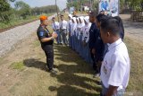 Manager Pengamanan Objek Vital dan Aset PT KAI DAOP Madiun Muhammad Safriadi (tengah) memberikan sosialisasi tentang standar operasional prosedur keamanan dan keselamatan perjalanan kereta api di hadapan siswa SMKN 1 Rejotangan, Tulungagung, Jawa Timur, Rabu (17/7/2019). Pembinaan dan sosialisasi itu menyasar masyarakat dan siswa yang sekolahnya berada di sekitar jalur KA dengan tujuan meminimalkan risiko kecelakaan di jalur-jalur penyeberangan tanpa palang pintu serta mencegah gangguan perjalanan kereta api lainnya akibat ulah manusia. Antara Jatim/Destyan Sujarwoko/zk.