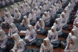 Siswa menyimak sosialisasi tentang standar operasional prosedur keamanan dan keselamatan perjalanan kereta api di SMKN 1 Rejotangan, Tulungagung, Jawa Timur, Rabu (17/7/2019). Bina sosialisasi keamanan dan keselamatan perjalanan kereta api itu digelar dalam rangkaian kegiatan Pekan Pengenalan Lingkungan Sekolah (PPLS) atau dulu lebih dikenal dengan istilah Masa Orientasi Siswa. Antara Jatim/Destyan Sujarwoko/zk.