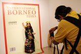 Dua wisatawan melakukan sesi foto di atas tiga dimensi di The Borneo House Museum di Kuching, Sarawak, Malaysia, Selasa (16/7/2019). The Borneo House Museum menyajikan sejumlah karya lukis dan instalasi seni tiga dimensi bertajuk wisata alam, budaya, kuliner dan kehidupan masyarakat di Sarawak. ANTARA FOTO/Jessica Helena WuysangANTARA FOTO/JESSICA HELENA WUYSANG (ANTARA FOTO/JESSICA HELENA WUYSANG)