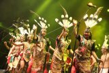 Sejumlah anggota Spirit of The Hornbill asal Palangka Raya, Kalimantan Tengah menari di acara penutupan Rainforest World Music Festival (RWMF) 2019 di Kampung Budaya, Sarawak, Malaysia, Minggu (14/7/2019) malam. RWMF 2019 yang rutin digelar Sarawak Tourism Board setiap tahun tersebut melibatkan 29 kelompok musik dan tari terpilih dari sejumlah negara yaitu antara lain Indonesia, Malaysia, Estonia, Skotlandia, Spanyol, Bhutan dan Rusia. ANTARA FOTO/Jessica Helena Wuysang/foc.
