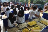 Sejumlah kru dan juru masak mempersiapkan tauge goreng saat Festival Kuliner 4000 Porsi Tauge Goreng Gratis di Lobby Raden Saleh, Mall BTM,Kota Bogor, Jawa Barat, Rabu (17/7/2019). Festival yang diselenggarakan Dinas Pariwisata dan Kebudayaan Kota Bogor dalam rangka Hari Jadi Bogor ke-537 tersebut untuk memperkenalkan kuliner khas lokal tauge goreng sekaligus mempromosikan pariwisata dan kebudayaan asli Kota Bogor. (Megapolitan.Antaranews.Com/Foto: Arif Firmansyah).