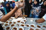 Sejumlah kru dan juru masak mempersiapkan tauge goreng saat Festival Kuliner 4000 Porsi Tauge Goreng Gratis di Lobby Raden Saleh, Mall BTM,Kota Bogor, Jawa Barat, Rabu (17/7/2019). Festival yang diselenggarakan Dinas Pariwisata dan Kebudayaan Kota Bogor dalam rangka Hari Jadi Bogor ke-537 tersebut untuk memperkenalkan kuliner khas lokal tauge goreng sekaligus mempromosikan pariwisata dan kebudayaan asli Kota Bogor. (Megapolitan.Antaranews.Com/Foto: Arif Firmansyah).