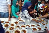 Sejumlah kru dan juru masak mempersiapkan tauge goreng saat Festival Kuliner 4000 Porsi Tauge Goreng Gratis di Lobby Raden Saleh, Mall BTM,Kota Bogor, Jawa Barat, Rabu (17/7/2019). Festival yang diselenggarakan Dinas Pariwisata dan Kebudayaan Kota Bogor dalam rangka Hari Jadi Bogor ke-537 tersebut untuk memperkenalkan kuliner khas lokal tauge goreng sekaligus mempromosikan pariwisata dan kebudayaan asli Kota Bogor. (Megapolitan.Antaranews.Com/Foto: Arif Firmansyah).