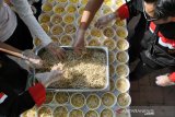 Sejumlah kru dan juru masak mempersiapkan tauge goreng saat Festival Kuliner 4000 Porsi Tauge Goreng Gratis di Lobby Raden Saleh, Mall BTM,Kota Bogor, Jawa Barat, Rabu (17/7/2019). Festival yang diselenggarakan Dinas Pariwisata dan Kebudayaan Kota Bogor dalam rangka Hari Jadi Bogor ke-537 tersebut untuk memperkenalkan kuliner khas lokal tauge goreng sekaligus mempromosikan pariwisata dan kebudayaan asli Kota Bogor. (Megapolitan.Antaranews.Com/Foto: Arif Firmansyah).