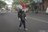 Seorang aktivis demokrasi, Medi Bastoni melakukan aksi jalan mundur di jalan raya Tulungagung, Jawa Timur, Kamis (18/7/2019). Solo aksi yang dimulai dari Pendopo Kabupaten Tulungagung menuju Istana Negara, Jakarta itu dilakukan dalam rangka memperingati HUT ke-74 Kemerdekaan RI sekaligus bentuk dukungan atas terpilihnya kembali Presiden Joko Widodo untuk periode pemerintahan 2019-2024. Antara Jatim/Destyan Sujarwoko/zk