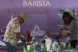 Dua peserta berlomba menyeduh kopi dalam Kontes Kopi dan Barista di Stadion Gajayana, Malang, Jawa Timur, Kamis (18/7/2019). Kontes tersebut diadakan untuk mengenalkan cita rasa kopi khas nusantara sekaligus memberi wadah bagi para penyeduh kopi atau barista untuk menguji ketrampilan. Antara Jatim/Ari Bowo Sucipto/zk.