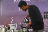 Peserta berlomba menyeduh kopi dalam Kontes Kopi dan Barista di Stadion Gajayana, Malang, Jawa Timur, Kamis (18/7/2019). Kontes tersebut diadakan untuk mengenalkan cita rasa kopi khas nusantara sekaligus memberi wadah bagi para penyeduh kopi atau barista untuk menguji ketrampilan. Antara Jatim/Ari Bowo Sucipto/zk.