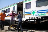 Warga keluar dari gerbong kereta usai melakukan pemeriksaan kesehatan gratis di kereta kesehatan (Rail Clinic) di Stasiun Tarik, Sidoarjo, Jawa Timur, Kamis (18/7/2019). Layanan gratis dengan kereta Rail Clinic tersebut merupakan salah satu bentuk kepedulian dan pelayanan PT KAI Daop VIII Surabaya terhadap kesehatan masyarakat di sekitar jalur kereta api. Antara JatimUmarul Faruq/zk