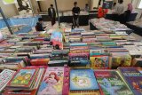 Sejumlah pengunjung memilih buku bacaan saat pameran buku murah di Kota Kediri, Jawa Timur, Kamis (18/7/2019). Pameran yang menyajikan ribuan judul buku bermutu dari sejumlah penerbitan dengan harga mulai dari Rp5.000 per eksemplar tersebut sepi pengunjung yang disinyalir karena kurangnya minat baca masyarakat. Antara Jatim/Prasetia Fauzani/zk