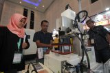 Pengunjung mengamati peralatan industri yang dipamerkan pada pameran 'Manufacturing Surabaya' di Surabaya, Jawa Timur, Rabu (17/7/2019). Pameran berbagai mesin, perlengkapan dan peralatan industri manufaktur itu berlangsung sampai 20 Juli 2019. Antara Jatim/Didik Suhartono/ZK