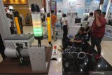 Pengunjung mengamati peralatan industri yang dipamerkan pada pameran 'Manufacturing Surabaya' di Surabaya, Jawa Timur, Rabu (17/7/2019). Pameran berbagai mesin, perlengkapan dan peralatan industri manufaktur itu berlangsung sampai 20 Juli 2019. Antara Jatim/Didik Suhartono/ZK