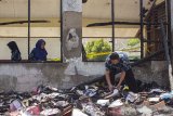 Sejumlah guru mencari sisa - sisa dokumen yang terbakar hangus pascakebakaran di SDN 1 Cicinde Selatan, Banyusari, Karawang, Jawa Barat, Kamis (18/7/2019). Kebakaran yang diakibatkan karena arus pendek listrik itu menghanguskan dua ruang kelas dan satu ruang guru yang terjadi pada Rabu (17/7/2019) siang, dengan total kerugian diperkirakan mencapai Rp1 miliar. ANTARA JABAR/M Ibnu Chazar/agr