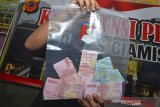 Kasat Reskrim AKP Hendra Virmanto menunjukan barang bukti serta tersangka pembobolan ATM pada gelar perkara di Polres Ciamis, Jawa Barat, Kamis (18/3/2019). Polres Ciamis mengamankan enam palaku pembobolan ATM dengan modus mengganjal mesin ATM saat penarikan uang tunai dari tujuh mesin ATM dengan total uang yang didapat sebesar Rp30 juta selama 21 aksi pembobolan. ANTARA JABAR/Adeng Bustomi/agr