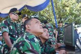 Kepala Staf TNI Angkatan Udara (KSAU) Marsekal TNI Yuyu Sutisna (kiri) meninjau prajurit TNI AU saat melakukan simulalsi perang elektronika di Lanud Iswahjudi Magetan, Jawa Timur, Kamis (18/7/2019). Perang elektronika tersebut merupakan bagian dari rangkaian kegiatan Latihan Manuver Lapangan Angkasa Yudha Tahun 2019 yang melibatkan seluruh kekuatan TNI AU guna menguji kemampuan TNI AU dalam melaksanakan tugas. Antara Jatim/Siswowidodo/zk