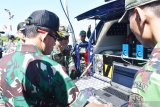 Kepala Staf TNI Angkatan Udara (KSAU) Marsekal TNI Yuyu Sutisna (kiri) meninjau prajurit TNI AU saat melakukan simulalsi perang elektronika di Lanud Iswahjudi Magetan, Jawa Timur, Kamis (18/7/2019). Perang elektronika tersebut merupakan bagian dari rangkaian kegiatan Latihan Manuver Lapangan Angkasa Yudha Tahun 2019 yang melibatkan seluruh kekuatan TNI AU guna menguji kemampuan TNI AU dalam melaksanakan tugas. Antara Jatim/Siswowidodo/zk