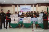 Wakil Kejaksaan Tinggi Aceh, Muhammad Yusuf (kedua kiri) bersama sejumlah pejabat utama menggelar barang bukti uang senilai puluhan miliar rupiah dalam kasus dugaan korupsi proyek pembangunan keramba jaring apung Kementerian Kelautan dan Perikanan di Banda Aceh, Kamis (18/7/2019). Kejati Aceh menyita uang sebesar Rp36,26 miliar dari rekanan PT Perikanan Nusantara untuk menyelamatkan kerugian negara terkait dugaan kasus korupsi proyek pengadaan delapan unit keramba jaring apung dan dua unit kapal di Sabang, Aceh dengan pagu anggaran Rp50 miliar yang telah selesai dikerjakan, namun tidak sesuai dengan spesifikaisi dan dalam kasus tesebut Kejati belum menetapkan tersangkanya. (Antara Aceh/Ampelsa)