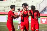 Pesebakbola Timnas Indonesia U 19 Rendy Juliansyah (tengah) bersama Saddam Emiruddin (kanan) dan Zakiri (kiri) melakukan selebrasi setelah berhasil menjebol gawang Persibo Bojonegoro pada laga Ujicoba pertandingan di Stadion Gelora Delta Sidoarjo, Jawa Timur, Kamis (18/7/2019). Timnas Indonesia U 19 Berhasil mengalahkan Persibo Bojonegoro dengan skor akhir 2-1. Antara Jatim/Umarul Faruq/zk