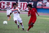 Pesebakbola Timnas Indonesia U 19 Bagus Kahfi (kanan) berebut bola dengan pemain Persibo Bojonegoro Adi Musthopa (kiri) pada laga Ujicoba pertandingan di Stadion Gelora Delta Sidoarjo, Jawa Timur, Kamis (18/7/2019). Timnas Indonesia U 19 Berhasil mengalahkan Persibo Bojonegoro dengan skor akhir 2-1. Antara Jatim/Umarul Faruq/zk